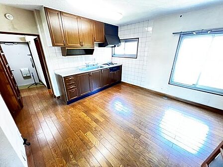 お食事中もキッチンと会話が楽しめるダイニングスペース。