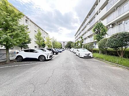 駐車場ももちろん完備しておりますのでお車所有の方にも心強いです。