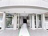 エントランス：共用玄関があるとセキュリティ面で安心ですね。