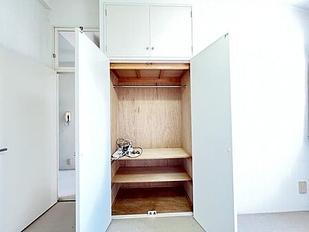 いつでもお部屋をスッキリお使い頂ける収納スペースを設置。