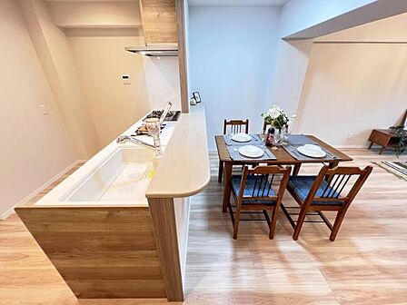 お食事中もキッチンと会話が楽しめるダイニングスペース。