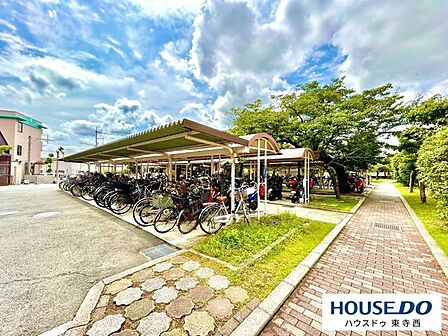 駐車場完備。ゲート式管理で24時間セキュリティも確保。雨の日の出入りも安全です。