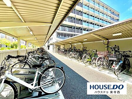 屋根付きの駐輪スペースを設置。雨の日にも配慮され、自転車を利用する暮らしに便利です。