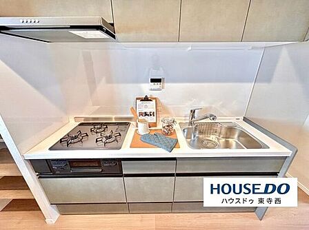 シンクとコンロが使いやすくまとまったキッチン。調理から片付けまでスムーズに進められます。