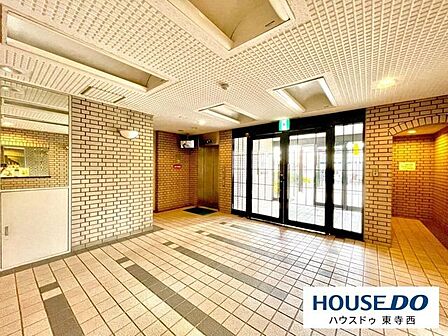 エントランスから上質感が伝わります。毎日の帰宅が気持ちよく、建物全体の管理レベルの高さが感じられます。