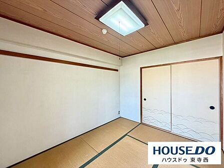 落ち着きのある和室。畳の香りが心を和ませます。客間として、または子どもの遊び場として活躍する多目的空間です。