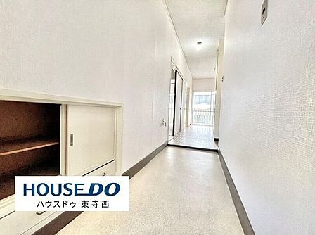 玄関から居室へとつながる廊下。収納スペースも設けられ、住空間をすっきり整えやすい設計です。
