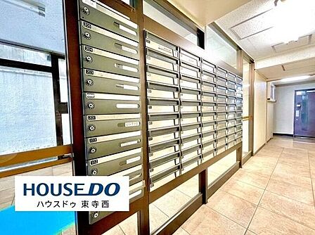 雨風の影響を受けにくい屋内型の共用スペース。マンション内を移動する際にも利用しやすい設計です。