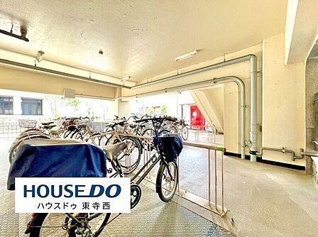 屋内に駐輪スペースを設置。大切な自転車を雨に濡れにくい場所へ置けるのがうれしいポイントです。