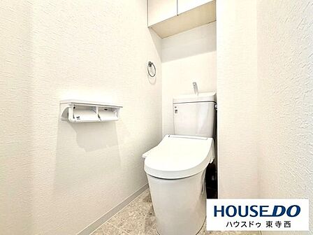 便器を交換済みの清潔なトイレです。温水洗浄便座付きで、毎日気持ちよくお使いいただけます。