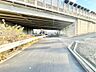 周辺：車の出入りもスムーズな前道
