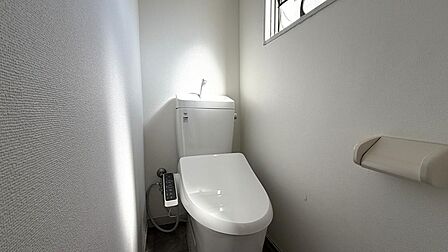 小窓から自然光が入る爽やかなトイレ空間!コンパクトながら清潔感があり、そのままご使用いただけます。アクセントクロスへの変更やペーパーホルダーの付け替えなど、手軽なプチリノベも楽しめます!