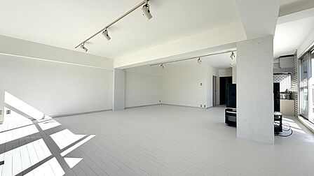 白を基調としたお洒落な内装☆