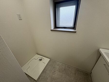 洗面室には洗濯機置場を完備。洗面台の隣にあり、家事動線もスムーズ。脱いだ衣類をそのまま洗濯機へ入れられます。明るい空間で、毎日の洗濯も気持ちよくこなせそうです！