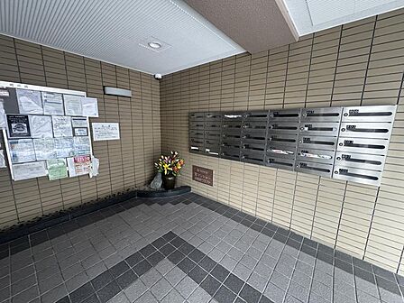 明るく清潔感のあるエントランス。帰宅時にほっとできる空間です。管理もしっかりと行き届いており、日々の生活を快適にサポートしてくれます！