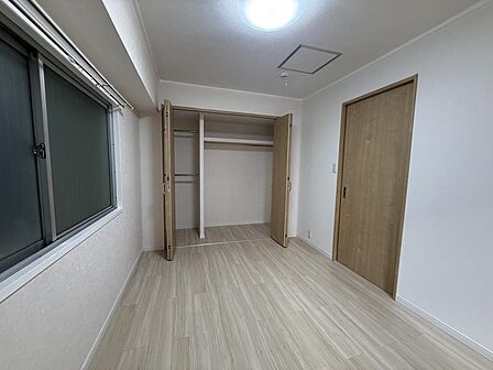 クローゼットを備えた使いやすい洋室で、衣類や荷物をすっきり収納できる機能的な空間。収納力があることで居室スペースを広く使え、快適な暮らしを実現できます。