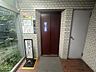 エントランス：住戸へ向かうエントランスまわりはタイル張りの共用スペース。屋根のある動線で、建物内へスムーズに移動できます♪毎日の帰宅時にも住まいへ自然と気持ちを切り替えられる空間です！