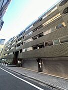 複数路線利用可能な場所に面しており、通勤や買い物に便利