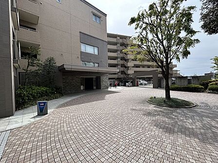 大切なペットとも暮らせる(規約有)、地上9階建て(7階部分)のマンションです。