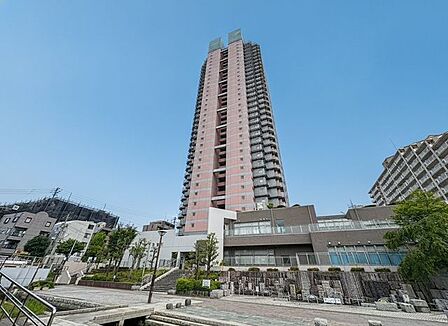 大切なペットとも暮らせる(規約有)、地上35階建て(29階部分)のマンションです。周辺は教育施設や商業施設が揃う、暮らしやすい街並みが魅力的です。