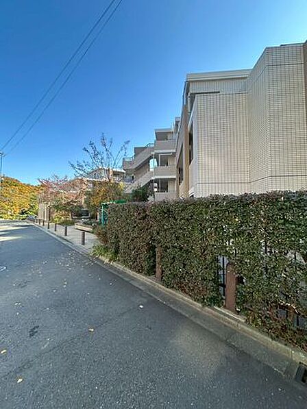街並みに溶け込む落ち着いた外観。生垣の緑が道路との境界を生み、プライバシーに配慮された設計です。