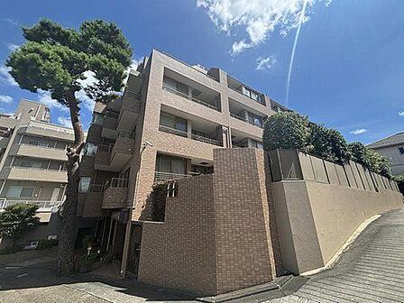 堂々たる趣ながら、主張し過ぎずどこか余裕を感じさせるシャープなフォルムで佇むマンションは、晴天の空と照らし合わせる事で、本来あるべき完成形の姿を見せてくれます。