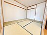 室内：【寛ぎと使い勝手が広がる約6帖の和室】リビング続きで使い勝手の良いモダンな畳空間。お子様のプレイスペースやお昼寝、客間としても重宝する便利なレイアウトです。