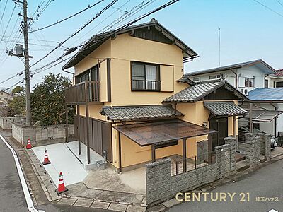 外観:【外観】開放感あふれる角地に佇む邸宅!陽当たり良好、明るい住空間でご家族の笑顔も増えそうです 外観:【外観】開放感あふれる角地に佇む邸宅!陽当たり良好、明るい住空間でご家族の笑顔も増えそうです