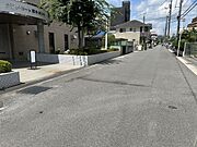 全面道路は車通りも少なく、車の出し入れも楽々です。