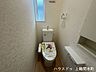 トイレ：手洗い・ウォシュレット付きトイレ。トイレットペーパーは壁面収納できます。窓もあって採光・換気ともに十分です。