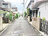 外観：車通りが比較的落ち着いた前面道路で、穏やかな暮らしを演出。