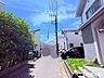 外観：静かな住宅街だから、子どもが安心して育つ環境が整っている。落ち着いた街並みが、家族の毎日を穏やかに包む。