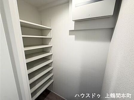 ご家族や来客を気持ちよく迎える、開放感のあるエントランス収納も備え、すっきりとした空間を保ちやすい玄関設計です靴や小物を整理しやすく、生活感を抑えられる設計です