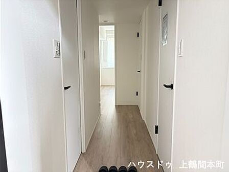 住まいの第一印象を彩る、明るく清潔感のある玄関ですゆとりある玄関スペースで、毎日の出入りもスムーズに行えますご家族や来客を気持ちよく迎える、開放感のあるエントランス
