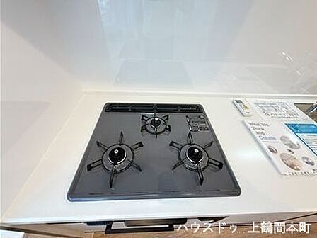 同時調理が可能な三口コンロで、毎日の料理がスムーズに進みます複数の調理を同時に行えるため、家事効率が大きく向上します煮る・焼く・炒めるを同時にこなせる、便利な三口コンロを採用