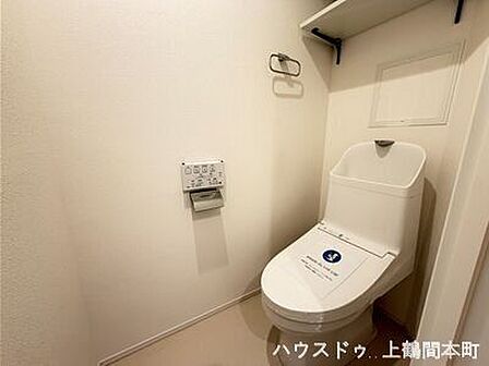 洗浄機能・脱臭機能を完備、開口窓も設け清潔な室内になっています。清潔感のある、使いやすいトイレスペースです。シンプルで飽きのこないデザインに仕上がっています。
