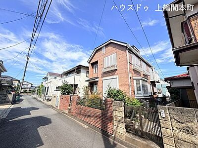 外観：落ち着いた住宅街に馴染む、穏やかな印象の外観