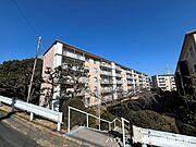 緑に包まれた暮らしが、ここにある。鵜野森団地M棟、3LDKの住まいが1、580万円で登場。自然の息吹を身近に感じながら、家族みんながのびのびと暮らせる環境がここに整う。