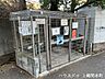 その他：ゴミ捨て場で交わす、ご近所との朝のあいさつ。鵜野森団地M棟は、自然豊かな環境の中で住民同士のつながりが生まれる温かなコミュニティ。小さな交流が、暮らしを豊かにしてくれる。