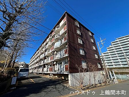 安心感のある管理体制が感じられる外観