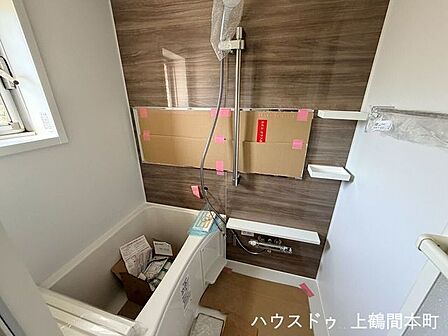 リフォーム途中ですが、木目調パネルで落ち着いた浴室になりそうです。
