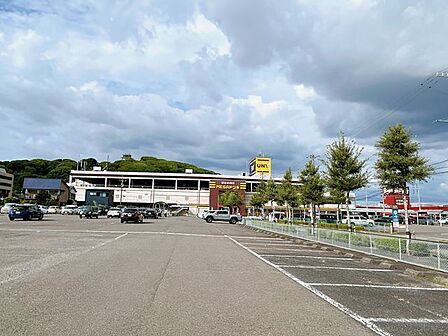 【スーパー】MEGAドン・キホーテUNY小牧店様まで徒歩約10分（約750ｍ）です。 600m