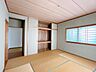 寝室：【2階和室】大きな押し入れがあるので、来客用の布団までしっかり収納できてとても便利です。