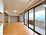 リビング/ダイニング：【LDK】リビング別角度です。対面キッチンがあり、ご家族の顔を見ながらお料理できます。