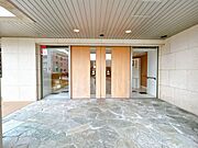 【建物入口】自動扉になっているので、お荷物を持っていても安心です。