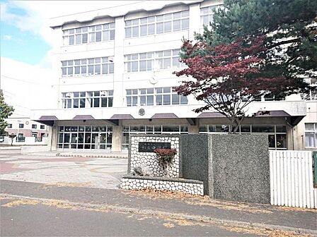 【近隣写真 中学校】札幌市立柏丘中学校まで約700mと徒歩9分です。