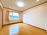 室内：【現況】2階北側にある約6帖の洋室です。あまり陽は当たらないので、日中睡眠をとられる方の寝室には最適ですね。