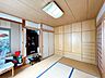 和室：【現況】別アングルから撮影した1Fの和室約6畳です。リビングに隣接した和室は、家事の合間の休憩スペースとしても便利です。収納が充実しているため、生活用品や季節物もしっかり整理できます。