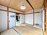 和室：【現況】別アングルから撮影した1階南東側にある約6畳の和室です。リビングと隣接しているので、扉を開ければ親戚やお客様がたくさん来たときにも便利なお部屋です。