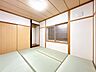 その他：【リフォーム中】三協アルミ社製のドアに交換いたします。寒冷地に嬉しい断熱ドアを採用。外気の影響を受けにくく、玄関からの冷気の侵入を抑えやすいため、冬場も快適に過ごせる住まいです。